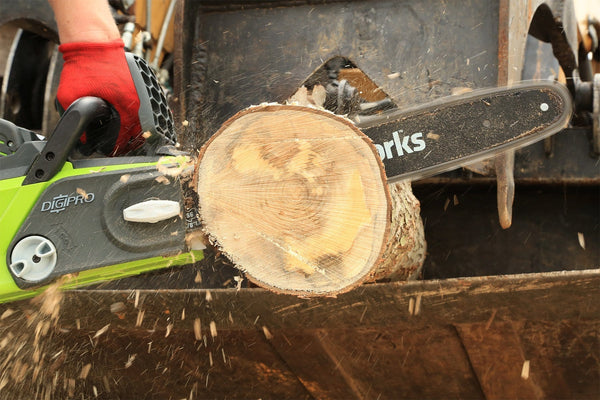 Greenworks 16-Inch 40V Cordless Chainsaw, 4.0 AH Battery Included 20312