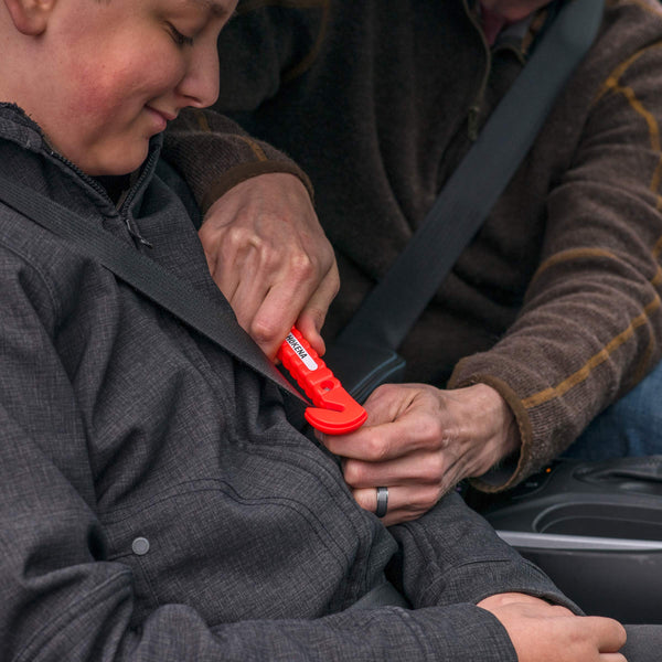 HOKENA LED Road Flares Roadside Emergency Kit - 5 Pack Roadside Safety Discs w/Emergency Blanket, Window Breaker Seatbelt Cutter Tool, Premium Road Flare Storage Bag & More